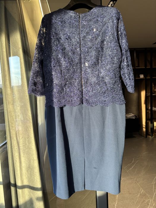 Vând rochie elegantă cu dantelă