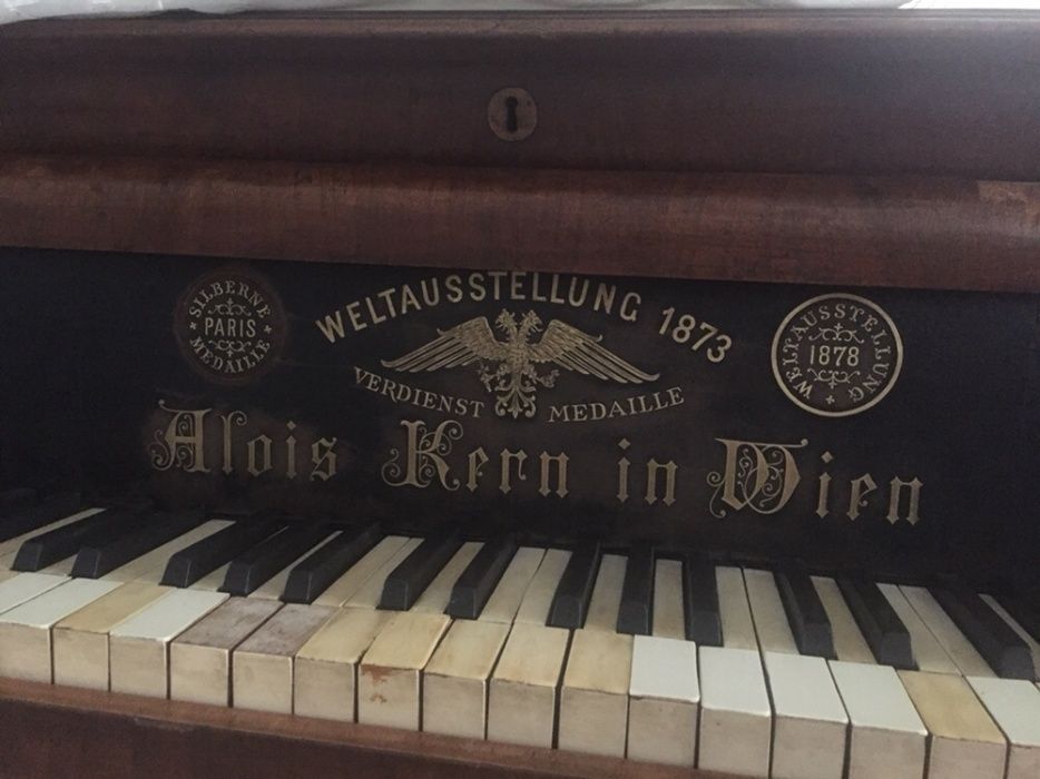 Vând pian vechi!negociabil