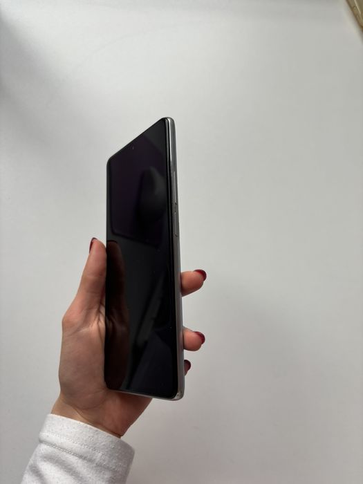 Xiaomi 11T телефона е без следи от употреба