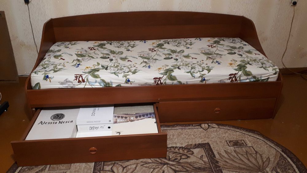 Кровать с ящиками для хранения