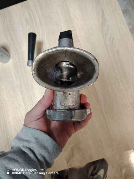 Порцеланов сервиз, месомелачка, ръчна машинка за мелене на домати,