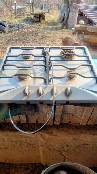 Газ плита четырех камфорная