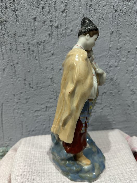 Продам фарфоровую статуэтку