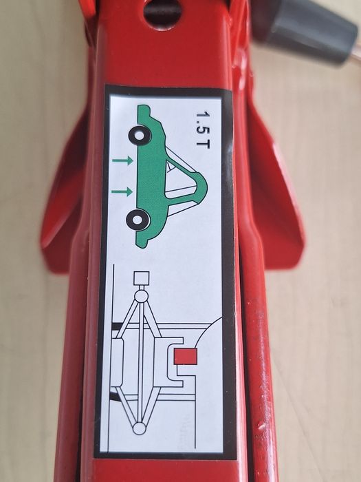 Крик 1.5тона, ключ за гуми,триъгълникик и жилетка.