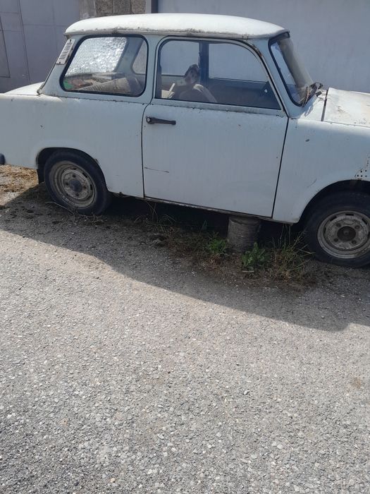 Продавам  трабант цял липсва двигател