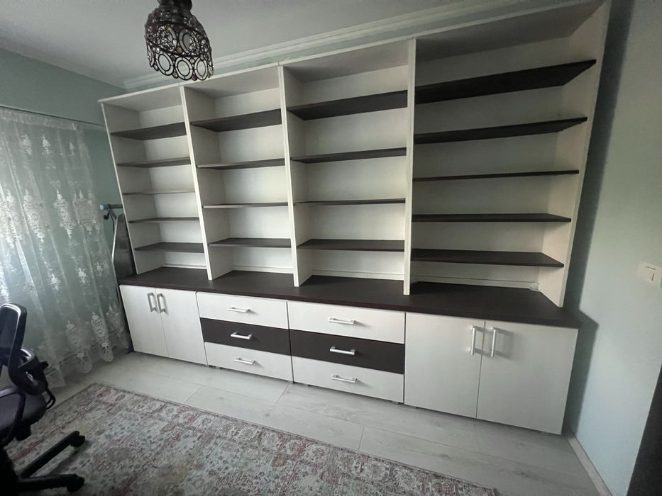 Vand biblioteca in stare foarte buna