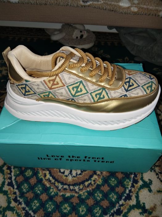 Кроссовки женские