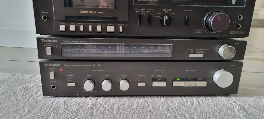 Linie Technics, amplificator, deck si radio