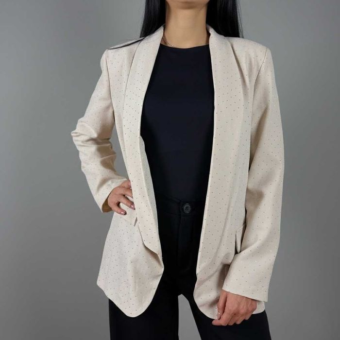 Бежово с сако с камъчета