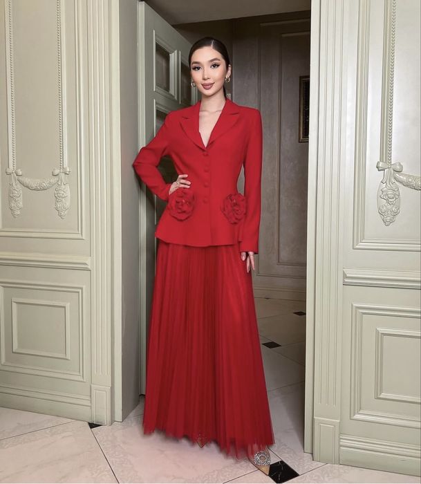 Красный пиджак с юбкой