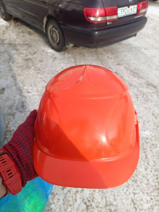 Каски, мастерки, желетки, пистолет