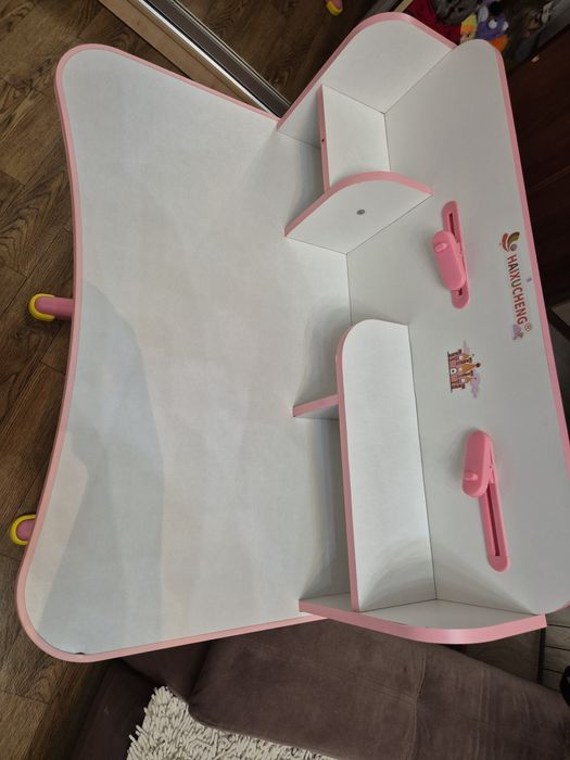 Продам парту,стул для девочки в очень хорошем состоянии.