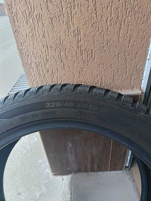 Продавам 2 броя всесезонни гуми KUMHO Solus 4S HA32  225/45/18