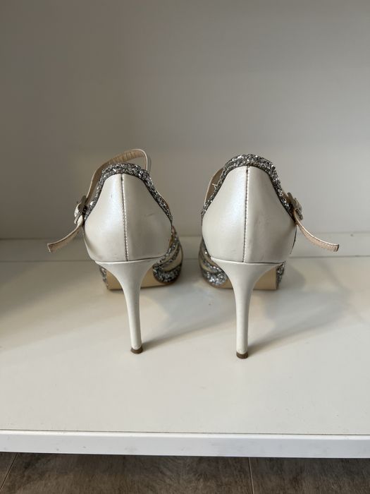 Pantofi sandale albi