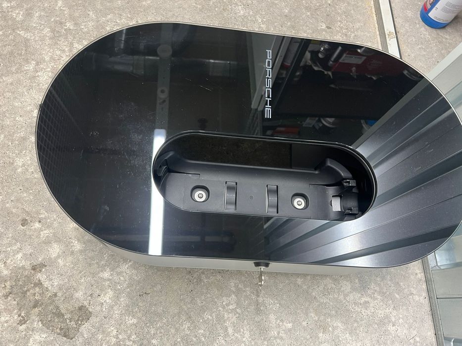 Кутия за зариадно на Porsche