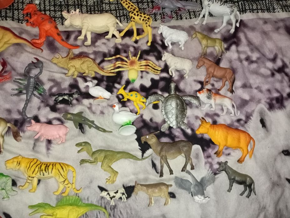 Продам наборы животных