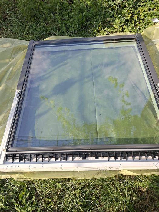 Fereastră de mansardă VELUX pivotantă, 133x144 cm, model VU Y97 0081