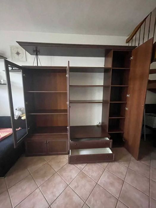 Bibliotecă modulară maro cu vitrină și spații multiple – S 1773