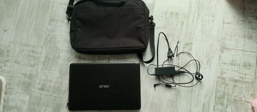 Laptop Asus, cu baterie nouă (în garanție)