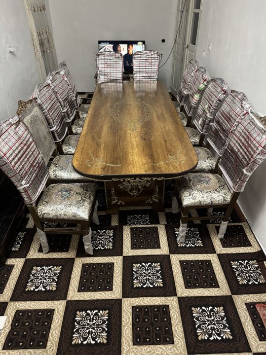 Срочно продается гостиный стол с набором стульев новый