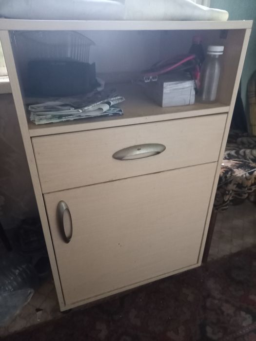 Тумбочка на колесиках