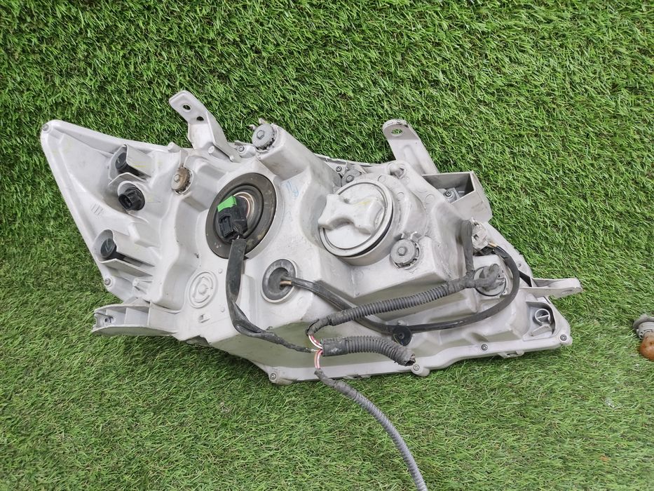 Фара левая Toyota aurion