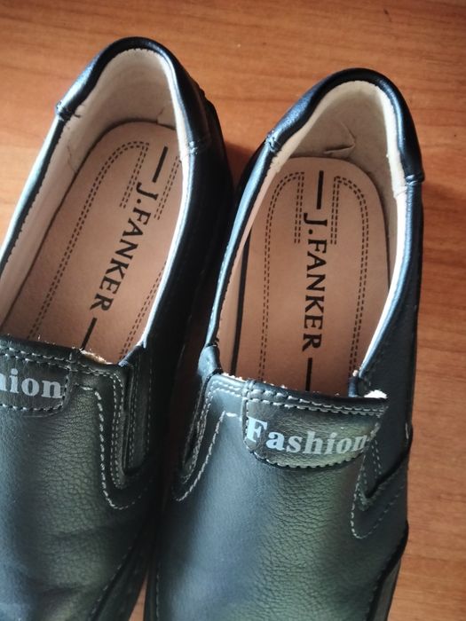 Продам школьные туфли