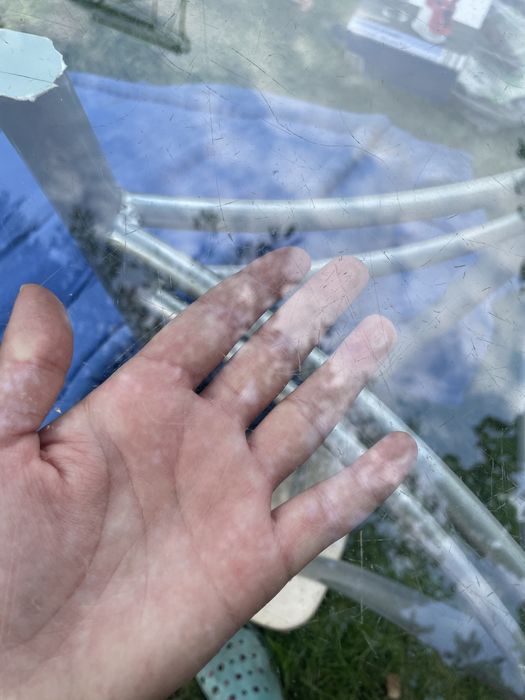 Кръгла стъклена маса с мраморна стойка