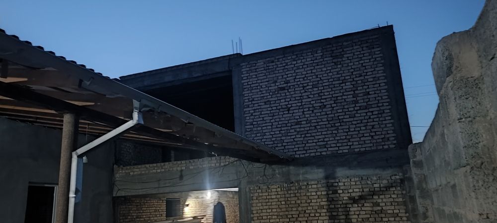 Уй сотилади гишдан курилган