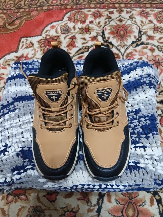 Продам кроссовки утеплённые