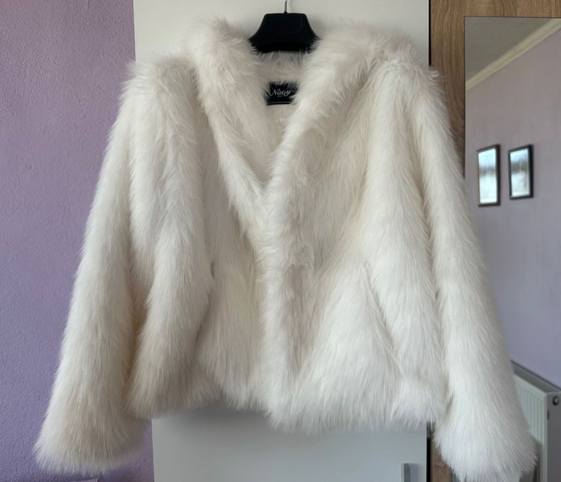 Бяло палто с косъм