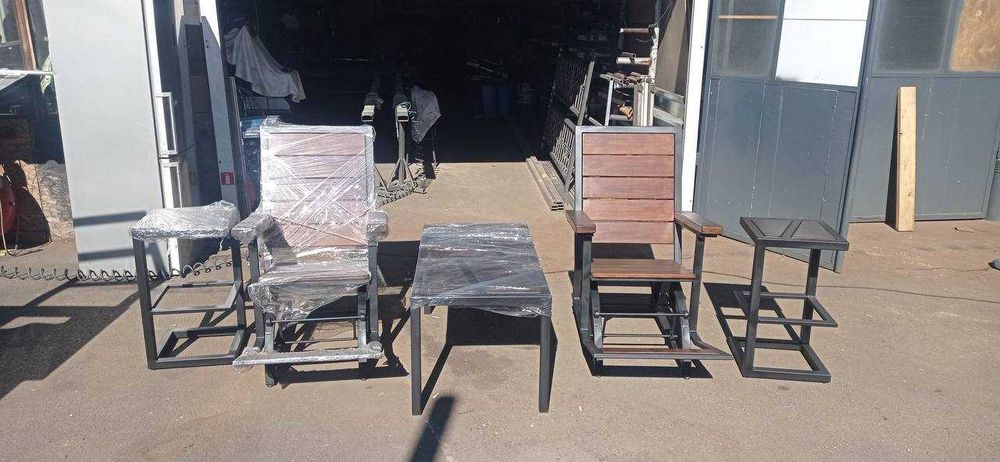 Люлеещ се стол от метал и бук