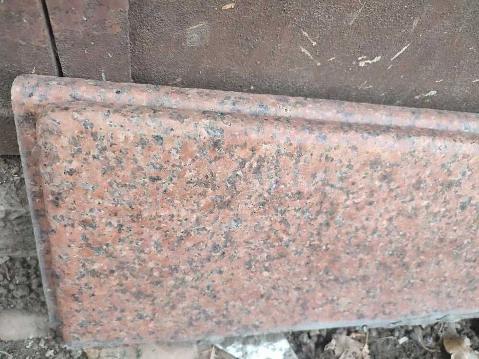 Гранитные плиты с полированной фаской.