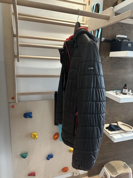 Продавам оригинално яке на Armani