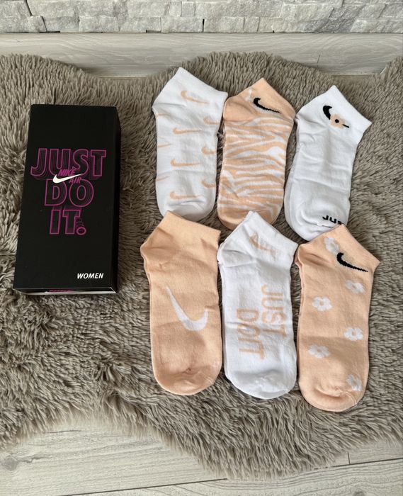 Ароматизирани къси чарапи в кутия.