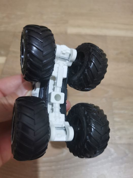 Монстр трак Hot wheels машинки