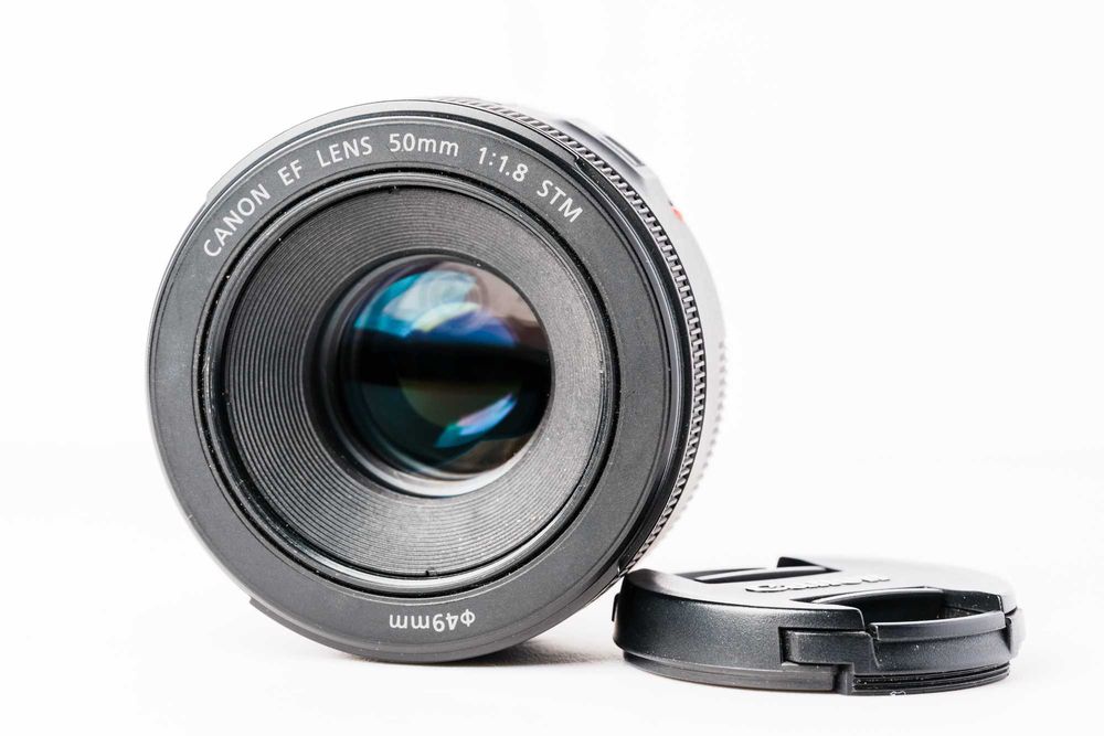 Фотоапарат Canon 800D в комплект с EF-S 18-55 и обективи Canon EF 50mm/f1.8 и Sigma 17-70mm/F2.8-4 DC DN
