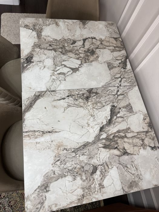 Продается Стол и стулья 6 штук (в идеале)