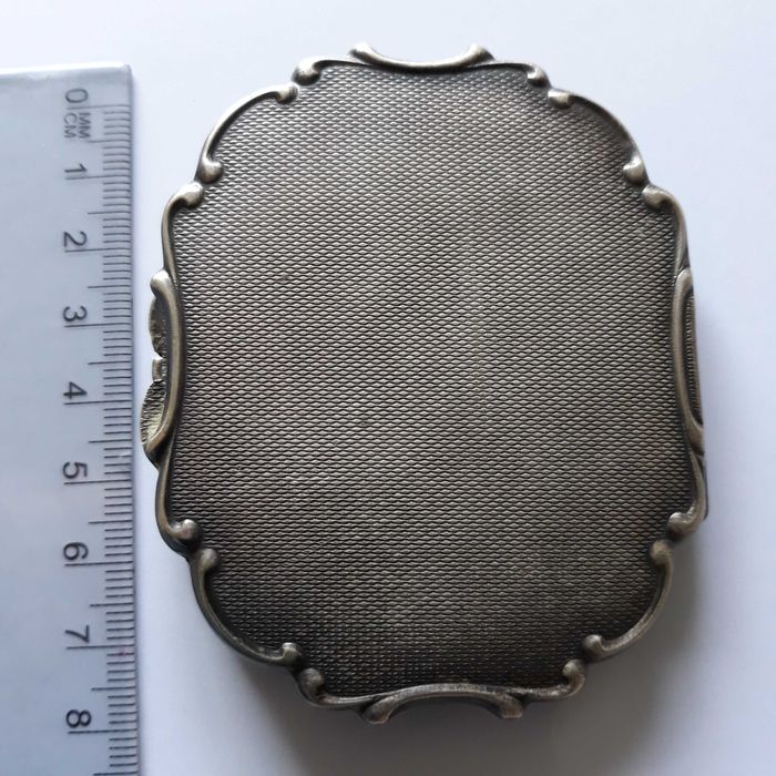 Pudrieră argintată