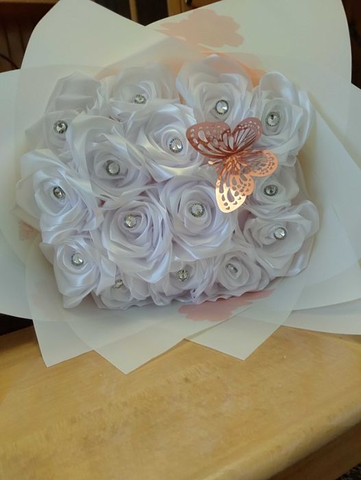 Букети от сатени рози