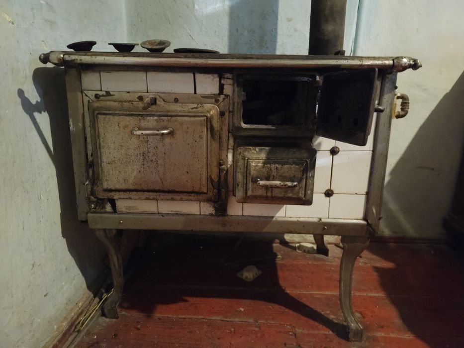 Sobe de fontă tip mașină de gătit, gaz sau lemne, folosită