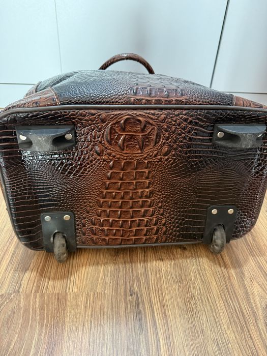 Чемодан из экокожи