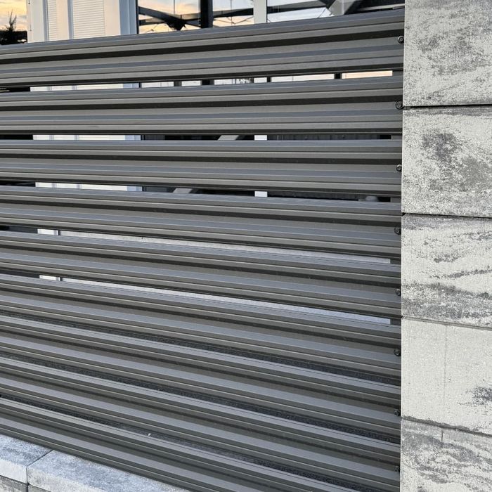 Garduri si porti din panouri stil jaluzele, sipca metalica, tabla cutata, plasa bordurata, fier forjat, BCA sau beton si alte modele disponibile