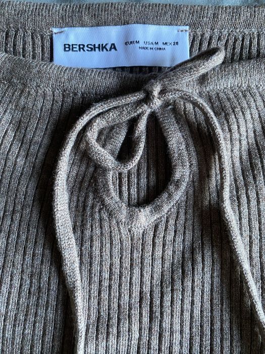 Pulover Bershka moale, scurt, strâmt.