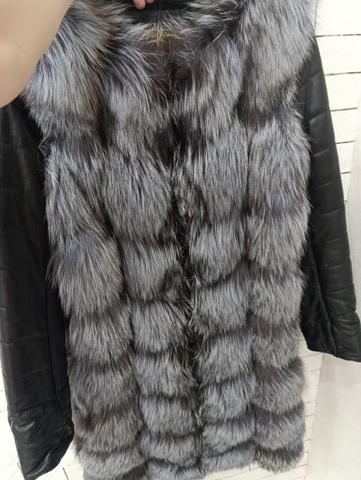 Продам меховую куртку-чернобурка.