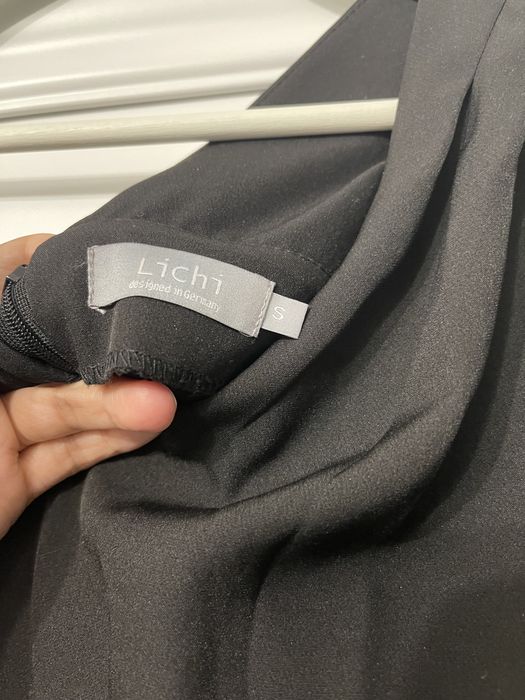 Черное платье по фигуре от Lichi