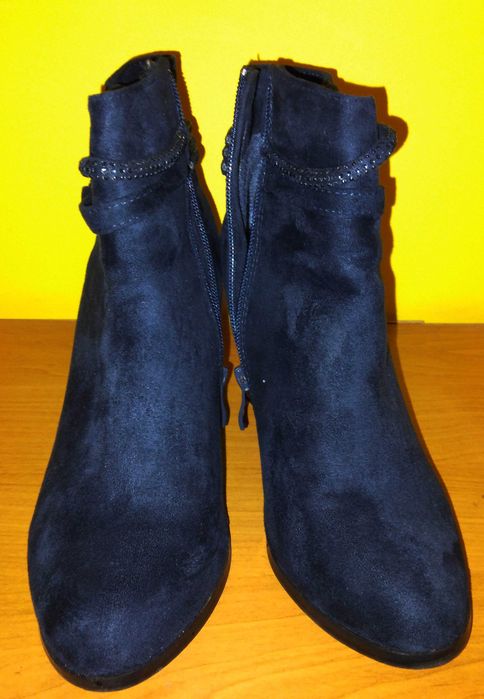 Продавам велурени боти