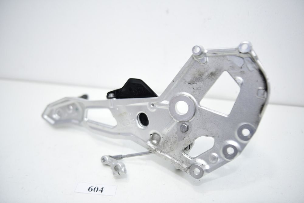 BMW K83 F900R Footrest Hanger stânga 46718404013 suport pentru