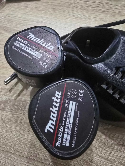 2 броя батерия и зарядно makita