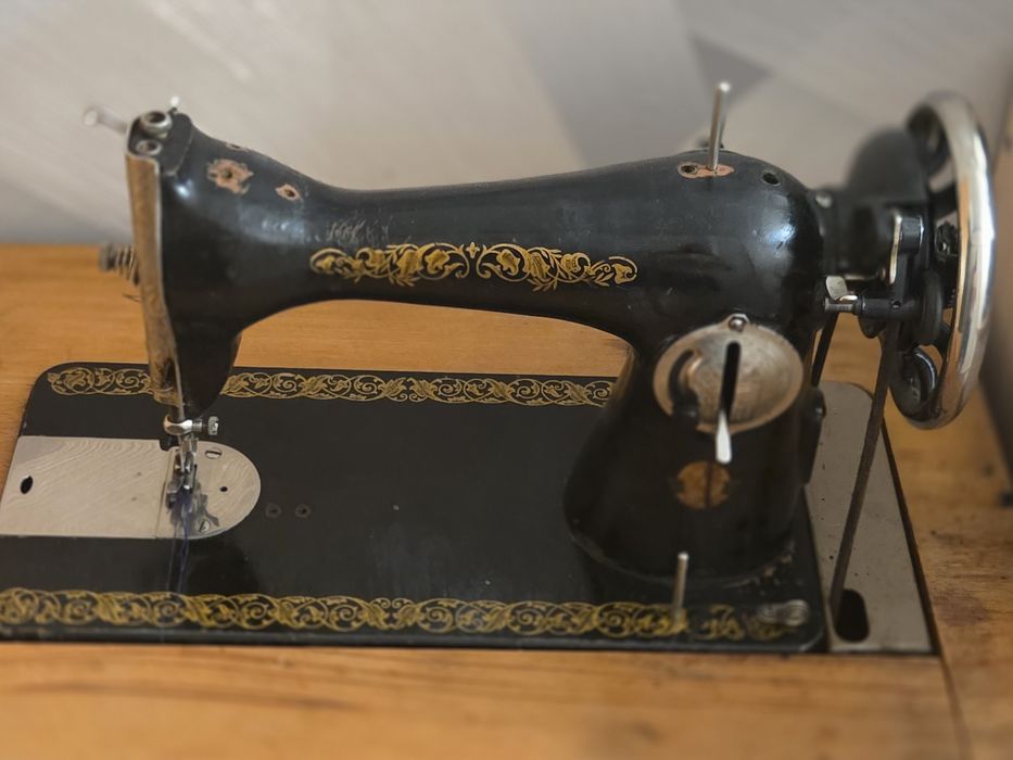 Продам швейную машинку.